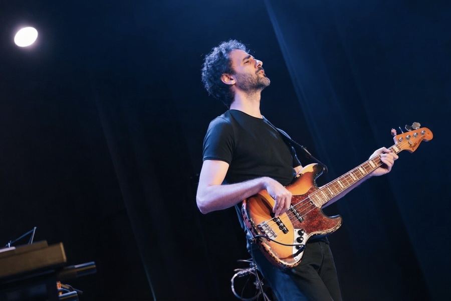 Martín Laportilla en concierto con un Fender Jazz Bass