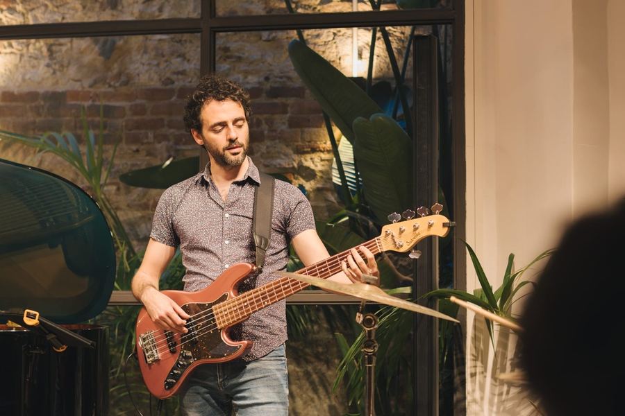 Martín Laportilla en directo en una sala