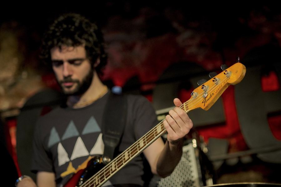 Martín Laportilla tocando en un club