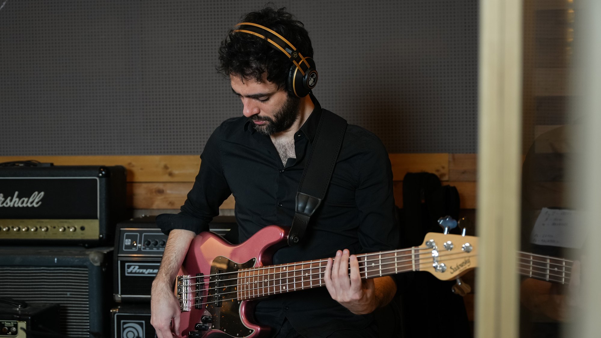 Martín Laportilla grabando el bajo en estudio